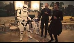 Clip: Vợ chồng tổng thống Obama nhảy múa cùng với chiến binh Star Wars gây sốt